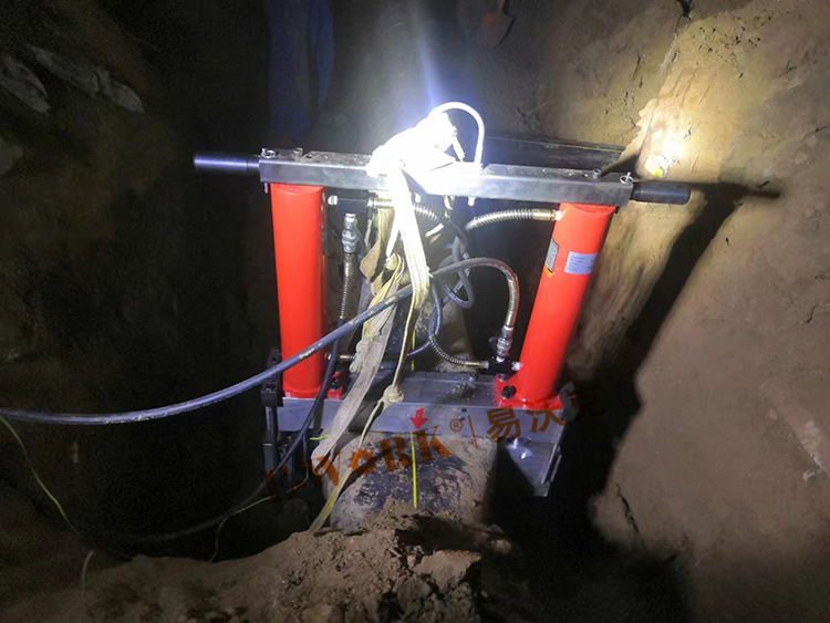 液壓式PE管封堵器止氣夾現場應用